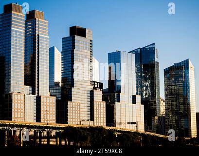 Glitzernde Apartmentgebäude aus Stahl und Glas am West Side Highway, weit westlich von Manhattan, New York City, an einem sonnigen, klaren Herbsttag. Skyline. Stockfoto