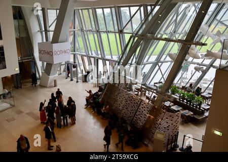 Innenausstattung des von der Fondation Louis Vuitton Frank Gehry entworfenen Gebäudes in Bois de Boulogne in Paris. Stockfoto