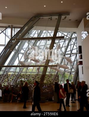 Frank Gehrys gemischte Medien Fish Lamp über dem Fondation Louis Vuitton Restaurant Le Frank in der Lobby des Gebäudes. Stockfoto