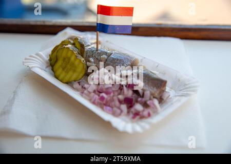 Traditioneller Hering in Scheiben mit holländischem Flaggenpickel Stockfoto