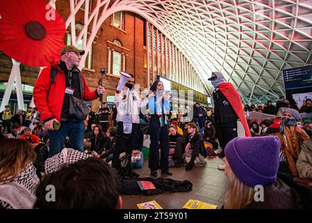 London, Vereinigtes Königreich - 3. November 2023: Pro-palästinensischer Sit-in-Protest am Bahnhof Kings Cross Stockfoto