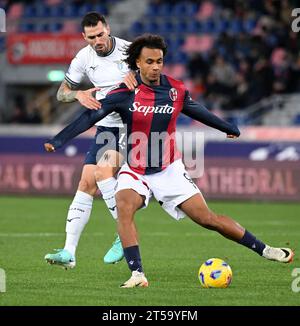 Bologna, Italien. November 2023. Lazios Alessio Romagnoli (L) streitet mit Bolognas Joshua Zirkzee während eines Fußballspiels der Serie A zwischen Bologna und Lazio in Bologna, Italien, am 3. November 2023. Quelle: Alberto Lingria/Xinhua/Alamy Live News Stockfoto