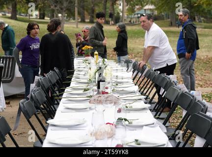 Clayton, Usa. November 2023. Am Freitag, dem 3. November 2023, wird ein Shabbat-Tisch von Besuchern in Clayton, Missouri, beobachtet, da die jüdische Gemeinde an 239 Männer, Frauen und Kinder erinnert, die am 7. Oktober 2023 von Hamas-Militanten als Geiseln genommen wurden. Das Shabbat-Abendessen wird von Juden am Freitagabend genossen, aber die Ausstellung wurde mit einem Bild und Namen für jede Person erstellt, die in symbolischer Hoffnung auf eine sichere Rückkehr als Geisel genommen wurde. Foto: Bill Greenblatt/UPI Credit: UPI/Alamy Live News Stockfoto