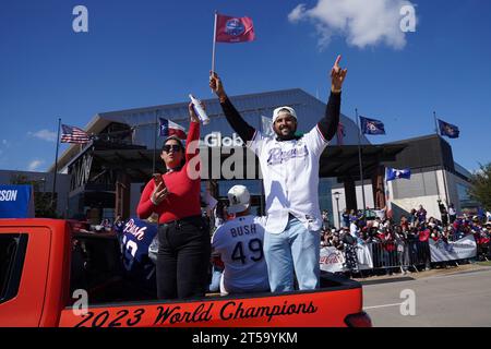 Arlington, Texas, USA. November 2023. Arlington, Texas, USA: Grant Anderson, Pitcher der Texas Rangers, nimmt am Freitag, den 3. November 2023, auf den Straßen des Unterhaltungsviertels von Arlington und vor dem Globe Life Field an der Parade Teil, die ihre Weltmeisterschaft 2023 feiert. (Kreditbild: © Javier Vicencio/eyepix via ZUMA Press Wire) NUR REDAKTIONELLE VERWENDUNG! Nicht für kommerzielle ZWECKE! Stockfoto