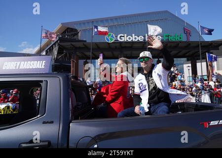 Arlington, Texas, USA. November 2023. Arlington, Texas, USA: Corey Ragsdale, Pitching Coach der Texas Rangers, nimmt am Freitag, den 3. November 2023, auf den Straßen des Unterhaltungsviertels von Arlington und vor dem Globe Life Field an der Parade Teil, die ihre Weltmeisterschaft 2023 feiert. (Kreditbild: © Javier Vicencio/eyepix via ZUMA Press Wire) NUR REDAKTIONELLE VERWENDUNG! Nicht für kommerzielle ZWECKE! Stockfoto