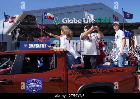 Arlington, Texas, USA. November 2023. Arlington, Texas, USA: Evan carter, Außenseiter der Texas Rangers, nimmt am Freitag, den 3. November 2023, auf den Straßen des Unterhaltungsviertels von Arlington und vor dem Globe Life Field an der Parade Teil, die ihre Weltmeisterschaft 2023 feiert. (Kreditbild: © Javier Vicencio/eyepix via ZUMA Press Wire) NUR REDAKTIONELLE VERWENDUNG! Nicht für kommerzielle ZWECKE! Stockfoto