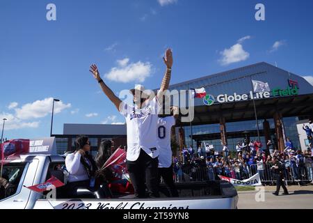 Arlington, Texas, USA. November 2023. Arlington, Texas, USA: Ezequiel Duran und Jonathan Hernandez, Spieler der Texas Rangers, nehmen am Freitag, den 3. November 2023, an der Parade Teil, die ihre Weltmeisterschaft 2023 feiert. (Kreditbild: © Javier Vicencio/eyepix via ZUMA Press Wire) NUR REDAKTIONELLE VERWENDUNG! Nicht für kommerzielle ZWECKE! Stockfoto