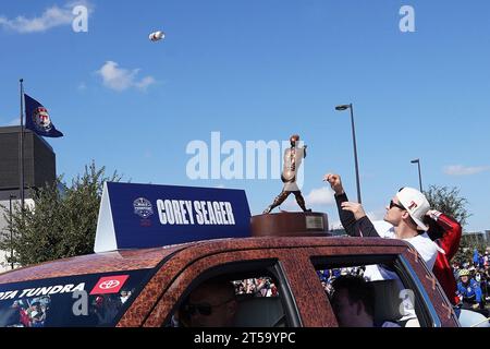 Arlington, Texas, USA. November 2023. Arlington, Texas, USA: der zweimalige Shortstop der World Series MVP und der Texas Rangers Corey Seager fängt am Freitag, den 3. November 2023, eine Dose Bier, die von einem Fan während der Parade geworfen wurde, um die Weltmeisterschaft 2023 zu feiern. (Kreditbild: © Javier Vicencio/eyepix via ZUMA Press Wire) NUR REDAKTIONELLE VERWENDUNG! Nicht für kommerzielle ZWECKE! Stockfoto