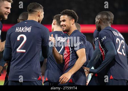 Paris, Frankreich. November 2023. Paris Saint-Germain's Warren Zaire-Emery (C) feiert sein Tor mit seinen Teamkollegen während des französischen Liga-1-Fußballspiels zwischen Paris-Saint Germain und Montpellier im Parc de Prines in Paris, Frankreich, 3. November 2023. Quelle: Jack Chan/Xinhua/Alamy Live News Stockfoto