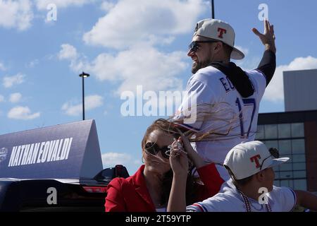 Arlington, Texas, USA. November 2023. Arlington, Texas, USA: Nathan Eovaldi, Pitcher der Texas Rangers, nimmt am Freitag, den 3. November 2023, auf den Straßen des Unterhaltungsviertels von Arlington und vor dem Globe Life Field an der Parade Teil, die ihre Weltmeisterschaft 2023 feiert. (Kreditbild: © Javier Vicencio/eyepix via ZUMA Press Wire) NUR REDAKTIONELLE VERWENDUNG! Nicht für kommerzielle ZWECKE! Stockfoto