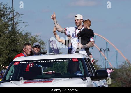 Arlington, Texas, USA. November 2023. Arlington, Texas, USA: Jonah Heim, Fänger der Texas Rangers, nimmt am Freitag, den 3. November 2023, auf den Straßen des Unterhaltungsviertels von Arlington und vor dem Globe Life Field an der Parade Teil, die ihre Weltmeisterschaft 2023 feiert. (Kreditbild: © Javier Vicencio/eyepix via ZUMA Press Wire) NUR REDAKTIONELLE VERWENDUNG! Nicht für kommerzielle ZWECKE! Stockfoto