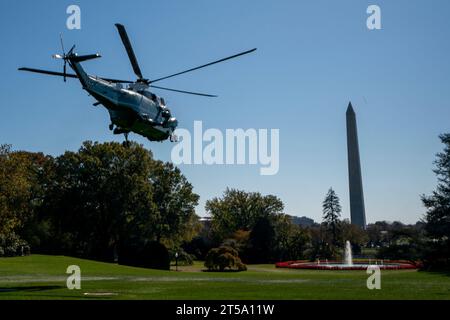 Washington, DC, USA. November 2023. Marine One, mit US-Präsident Joe Biden an Bord, hebt am 3. November 2023 vom Südrasen des Weißen Hauses in Washington, DC, USA ab. Präsident Biden reist nach Lewiston, Maine, wo er den Opfern des Massenschießens Respekt zollen und mit Familien und Gemeindemitgliedern trauern wird, sowie Ersthelfer, Krankenschwestern und andere an vorderster Front treffen wird. Quelle: Shawn Thew/Pool über CNP/dpa/Alamy Live News Stockfoto