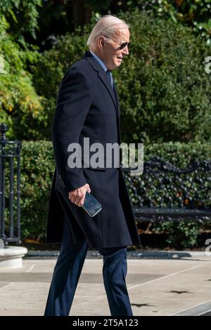 Washington, DC, USA. November 2023. US-Präsident Joe Biden geht an Bord der Marine One auf dem Südrasen des Weißen Hauses in Washington, DC, USA, am 3. November 2023. Präsident Biden reist nach Lewiston, Maine, wo er den Opfern des Massenschießens Respekt zollen und mit Familien und Gemeindemitgliedern trauern wird, sowie Ersthelfer, Krankenschwestern und andere an vorderster Front treffen wird. Quelle: Shawn Thew/Pool über CNP/dpa/Alamy Live News Stockfoto