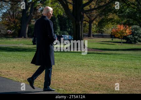 Washington, DC, USA. November 2023. US-Präsident Joe Biden geht an Bord der Marine One auf dem Südrasen des Weißen Hauses in Washington, DC, USA, am 3. November 2023. Präsident Biden reist nach Lewiston, Maine, wo er den Opfern des Massenschießens Respekt zollen und mit Familien und Gemeindemitgliedern trauern wird, sowie Ersthelfer, Krankenschwestern und andere an vorderster Front treffen wird. Quelle: Shawn Thew/Pool über CNP/dpa/Alamy Live News Stockfoto