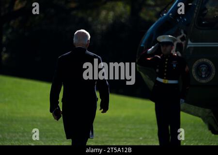 Washington, DC, USA. November 2023. US-Präsident Joe Biden geht an Bord der Marine One auf dem Südrasen des Weißen Hauses in Washington, DC, USA, am 3. November 2023. Präsident Biden reist nach Lewiston, Maine, wo er den Opfern des Massenschießens Respekt zollen und mit Familien und Gemeindemitgliedern trauern wird, sowie Ersthelfer, Krankenschwestern und andere an vorderster Front treffen wird. Quelle: Shawn Thew/Pool über CNP/dpa/Alamy Live News Stockfoto