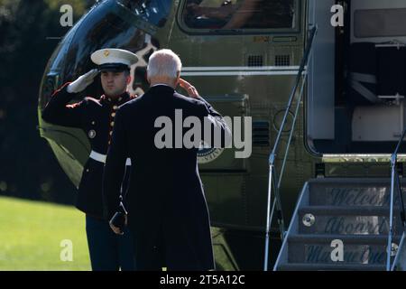 Washington, DC, USA. November 2023. US-Präsident Joe Biden grüßt die Marine Guard, bevor sie am 3. November 2023 auf dem Südrasen des Weißen Hauses in Washington, DC, USA, an Bord der Marine One geht. Präsident Biden reist nach Lewiston, Maine, wo er den Opfern des Massenschießens Respekt zollen und mit Familien und Gemeindemitgliedern trauern wird, sowie Ersthelfer, Krankenschwestern und andere an vorderster Front treffen wird. Quelle: Shawn Thew/Pool über CNP/dpa/Alamy Live News Stockfoto