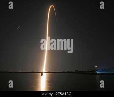 Zeitaufnahme der SpaceX Falcon 9-Rakete beim Start von Starlink-Satelliten der zweiten Generation vom Launch Complex 40 auf der Cape Canaveral Space Force Station, Florida am Freitag, den 3. November 2023. Foto: Joe Marino/UPI Credit: UPI/Alamy Live News Stockfoto