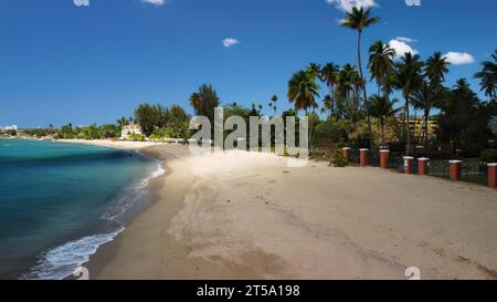 Ruhiger Blick auf den Strand am Playa Los Almendros in Rincon Puerto Rico Stockfoto