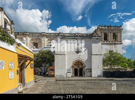 Guatemala, La Antigua - 20. Juli 2023: Innenhof und nördlicher Eingang zur Kirche San Francisco el grande, teilweise eine Ruine, unter blauer Wolkenlandschaft. Souvenir Stockfoto