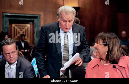 Schauspieler Martin Sheen bereitet sich darauf vor, seinen Sitz einzunehmen, um während einer Anhörung vor dem Ausschuss des US-Senats für Justiz und Justiz zum Thema "Drogen- und Veteranenbehandlungsgerichte: Suche nach kosteneffektiven Lösungen für den Schutz der öffentlichen Sicherheit und die Reduzierung von Rückfällen“ am Dienstag, den 19. Juli 2011 in Washington, DC. Von links nach rechts: Matthew Perry, Martin Sheen, Richterin Jeanne E. LaFazia.Credit: Ron Sachs/CNP Stockfoto