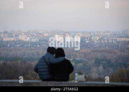 Kiew, Ukraine. November 2023. Die Leute verbringen abends Zeit in einem Park im Zentrum von Kiew. Quelle: SOPA Images Limited/Alamy Live News Stockfoto