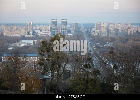 Kiew, Ukraine. November 2023. Allgemeiner Blick auf den Fluss Dnipro und die Gebiete am linken Ufer von Kiew. Quelle: SOPA Images Limited/Alamy Live News Stockfoto