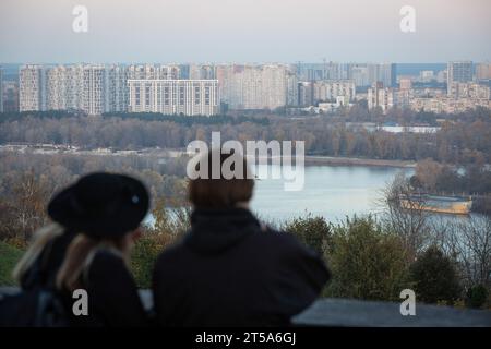 Kiew, Ukraine. November 2023. Die Leute verbringen abends Zeit in einem Park im Zentrum von Kiew. Quelle: SOPA Images Limited/Alamy Live News Stockfoto