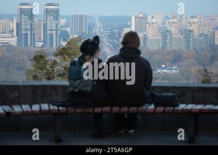 Kiew, Ukraine. November 2023. Die Leute verbringen abends Zeit in einem Park im Zentrum von Kiew. Quelle: SOPA Images Limited/Alamy Live News Stockfoto