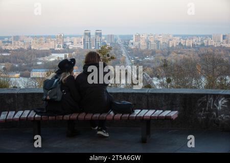 Kiew, Ukraine. November 2023. Die Leute verbringen abends Zeit in einem Park im Zentrum von Kiew. Quelle: SOPA Images Limited/Alamy Live News Stockfoto