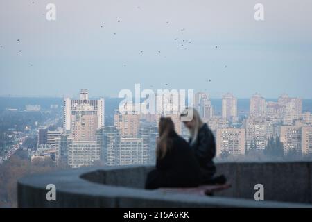 Kiew, Ukraine. November 2023. Mädchen verbringen abends Zeit in einem Park im Zentrum von Kiew. (Foto: Oleksii Chumachenko/SOPA Images/SIPA USA) Credit: SIPA USA/Alamy Live News Stockfoto