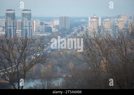 Kiew, Ukraine. November 2023. Allgemeiner Blick auf den Fluss Dnipro und die Gebiete am linken Ufer von Kiew. (Foto: Oleksii Chumachenko/SOPA Images/SIPA USA) Credit: SIPA USA/Alamy Live News Stockfoto