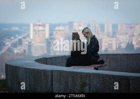 Kiew, Ukraine. November 2023. Mädchen verbringen abends Zeit in einem Park im Zentrum von Kiew. (Foto: Oleksii Chumachenko/SOPA Images/SIPA USA) Credit: SIPA USA/Alamy Live News Stockfoto