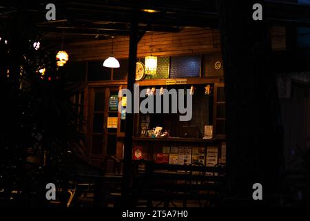 Nachtmarkt in Pai, im Norden Thailands. Pai Walking Street Market, ist ein Lebensmittel- und Handwerksmarkt, der jeden Abend stattfindet. Stockfoto