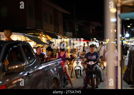 Nachtmarkt in Pai, im Norden Thailands. Pai Walking Street Market, ist ein Lebensmittel- und Handwerksmarkt, der jeden Abend stattfindet. Stockfoto