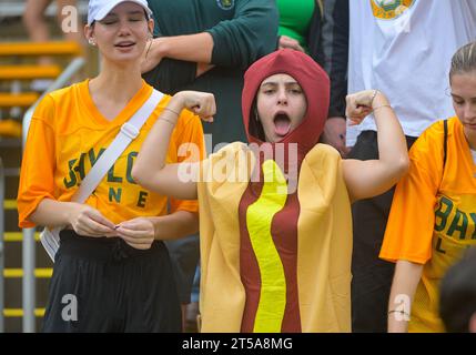 28. Oktober 2023: Baylor Bears Student im McLane Stadium in Waco, Texas, während der 1. Hälfte des NCAA Football-Spiels zwischen den Iowa State Cyclones und den Baylor Bears. Matthew Lynch/CSM (Bild: © Matthew Lynch/Cal Sport Media) Stockfoto