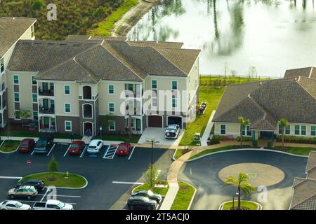 luftaufnahme der amerikanischen Apartmentgebäude im Wohngebiet von Florida. Neue Familienwohnungen als Beispiel für Wohnungsbau in US-Vororten Stockfoto
