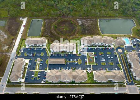 luftaufnahme der amerikanischen Apartmentgebäude im Wohngebiet von Florida. Neue Familienwohnungen als Beispiel für Wohnungsbau in US-Vororten Stockfoto