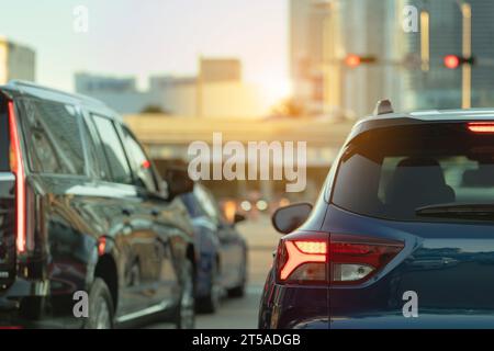 Amerikanische Straße mit fahrenden Autos an der Kreuzung mit Ampeln in Miami, Florida. Transport in den USA Stockfoto