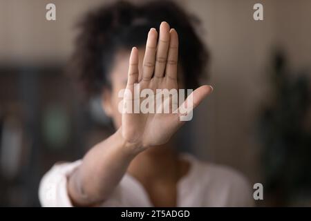 Junge afroamerikanische Frau, die Hand macht, stoppt die Verleugnung Stockfoto