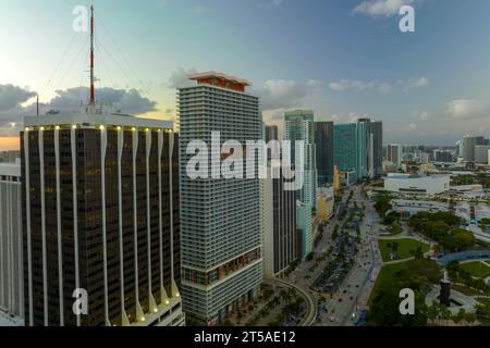 Abendliche Stadtlandschaft im Stadtteil Miami Brickell in Florida, USA. Skyline mit dunklen hohen Wolkenkratzern und Straße mit Autos und Stockfoto