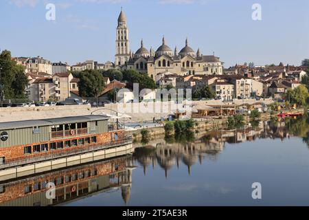 Die Stadt Périgueux in Périgord. Die Kathedrale Saint-Front in Périgueux spiegelt sich in den Gewässern der Isle River wider, die die Stadt durchquert. Périgue Stockfoto