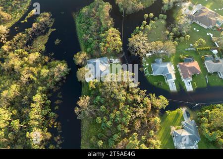 Überflutete Häuser durch Hurrikanregen in Florida Wohngebiet. Folgen von Naturkatastrophen Stockfoto