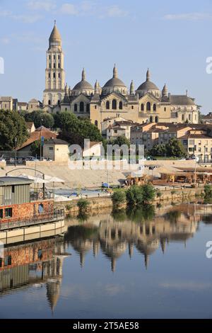 Die Stadt Périgueux in Périgord. Die Kathedrale Saint-Front in Périgueux spiegelt sich in den Gewässern der Isle River wider, die die Stadt durchquert. Périgue Stockfoto