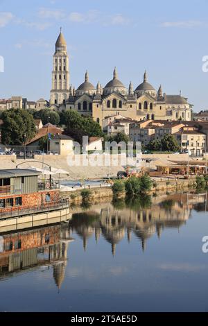 Die Stadt Périgueux in Périgord. Die Kathedrale Saint-Front in Périgueux spiegelt sich in den Gewässern der Isle River wider, die die Stadt durchquert. Périgue Stockfoto