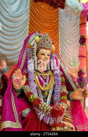 Ein wunderschönes Idol von Maa Durga, der während Navratri in Mumbai, Indien, bei einem Pandal verehrt wird Stockfoto