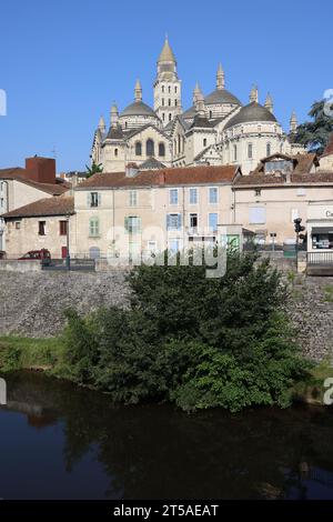 Die Stadt Périgueux in Périgord. Die Kathedrale Saint-Front in Périgueux spiegelt sich in den Gewässern der Isle River wider, die die Stadt durchquert. Périgue Stockfoto