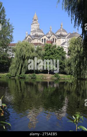 Die Stadt Périgueux in Périgord. Die Kathedrale Saint-Front in Périgueux spiegelt sich in den Gewässern der Isle River wider, die die Stadt durchquert. Périgue Stockfoto