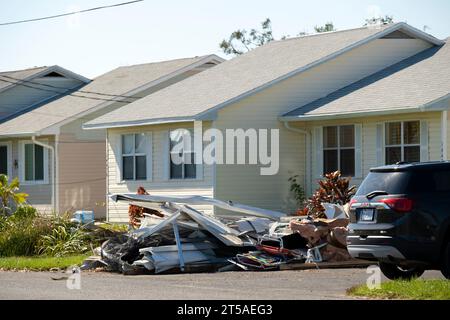 Metallschrott am Straßenrand, der durch Hurrikans schwer beschädigte Häuser in Florida Wohngebieten verursacht wurde. Die Folgen der Naturkatastrophe Stockfoto