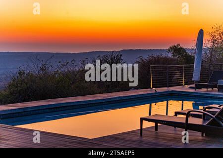 Blick auf den Sonnenuntergang über die Savanne im Nambiti privaten Wildreservat in Südafrika Stockfoto