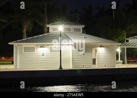 Öffentliche Toiletten am Harborwalk im Gilchrist Park in Punta Gorda, Florida Stockfoto